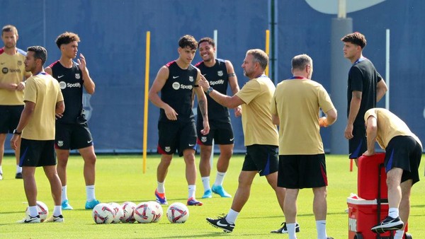 Pelatih Barca Hansi Flick dan skuad Barca. Foto : Ist