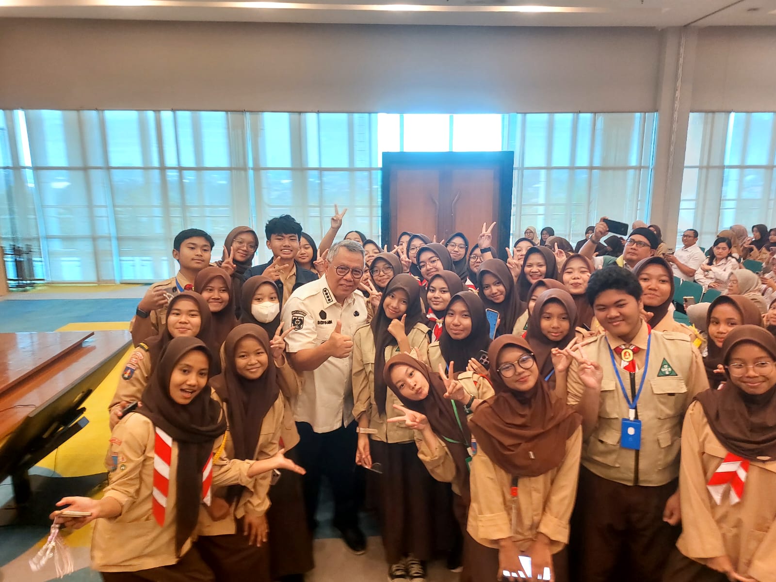 MENTAL REMAJA. Wali Kota Tangsel, Benyamin Davnie dalam seminar kesehatan mental remaja di Puspemkot Tangsel.