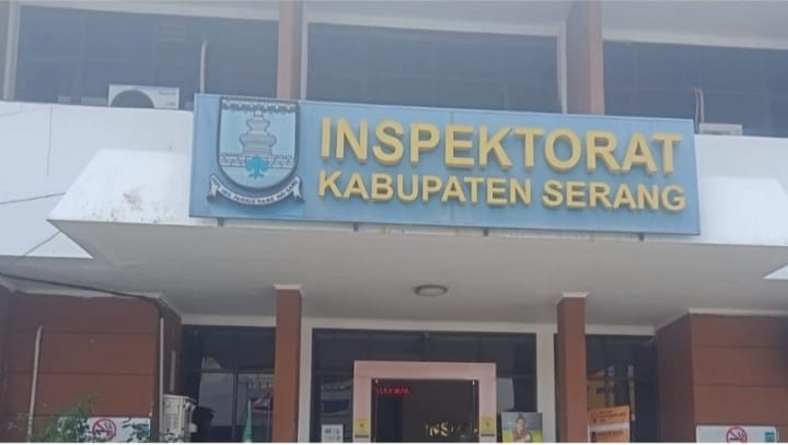 APEL GABUNGAN. Inspektur Inspektorat Kabupaten Serang Sugi Hardono saat menjadi Pembina Apel Gabungan Aparatur Sipil Negara (ASN) di Halaman Pendopo Bupati Serang pada Senin (24/8). HUMAS PEMKAB SERANG