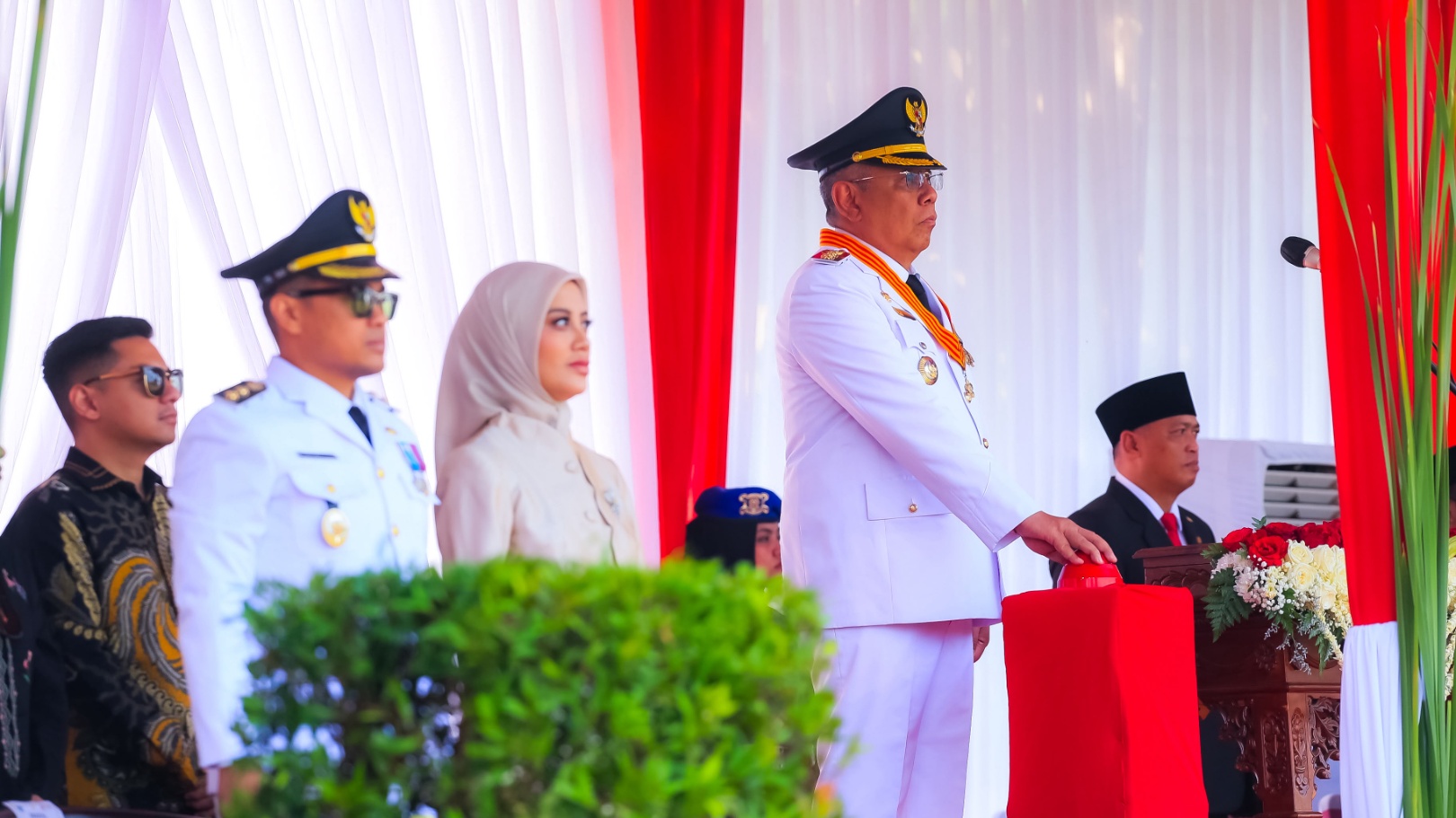 Wali Kota Tangsel Benyamin Davnie menjadi inspektur upacara HUT ke-81 RI di Yonkav 9, Serpong Utara, Senin (17/8/2026). (Foto: Dok. Humas Pemkot Tangsel)
