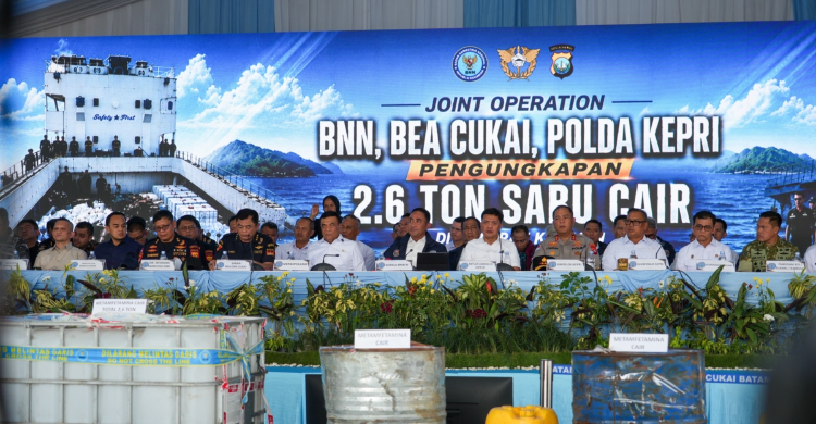Menteri Koordinator Bidang Politik dan Keamanan (Menko Polkam) Jenderal TNI (Purn.) Djamari Chaniago saat memberikan sambutan pada konferensi pers pengungkapan 2,6 ton sabu cair di Batam, Kepulauan Riau. Foto : Ist