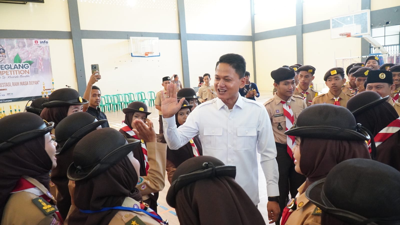 Wakil Bupati Pandeglang, Iing Andri Supriadi menyapa pelajar dalam acara Scout Competition yang berlangsung di GOR Cikupa, Sabtu (8/8/2026).(Istimewa)