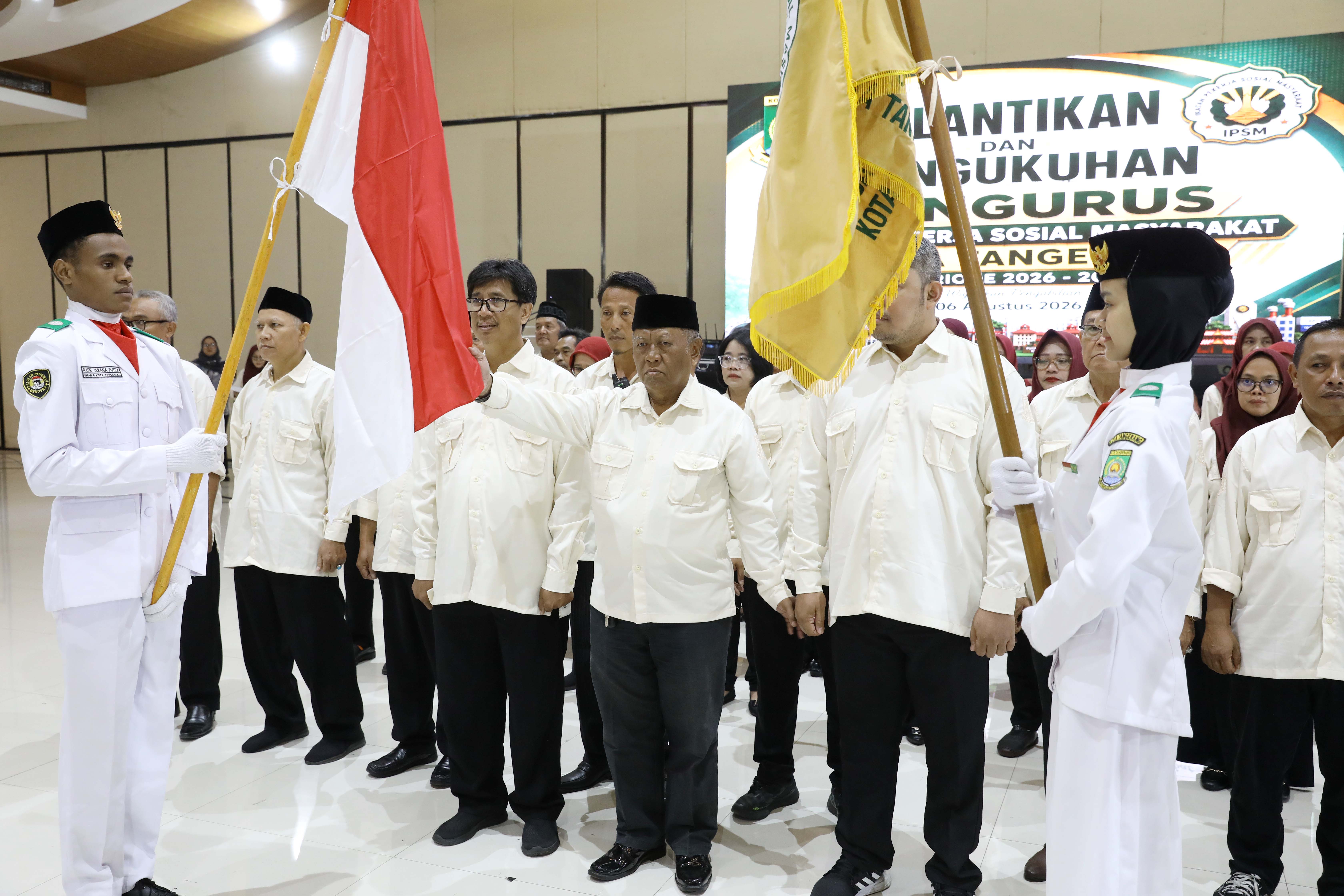 PELANTIKAN IPSM: Prosesi pelantikan pengurus Ikatan Pekerja Sosial Masyarakat (IPSM) Kota Tangernag kemarin. ISTIMEWA