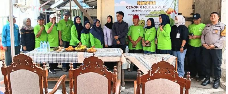 JAGA LINGKUNGAN - Warga RW 01 Kelurahan Cempaka Putih, Kecamatan Ciputat Timur, Kota Tangsel, resmi membentuk Bank Sampah Cengkir Muda