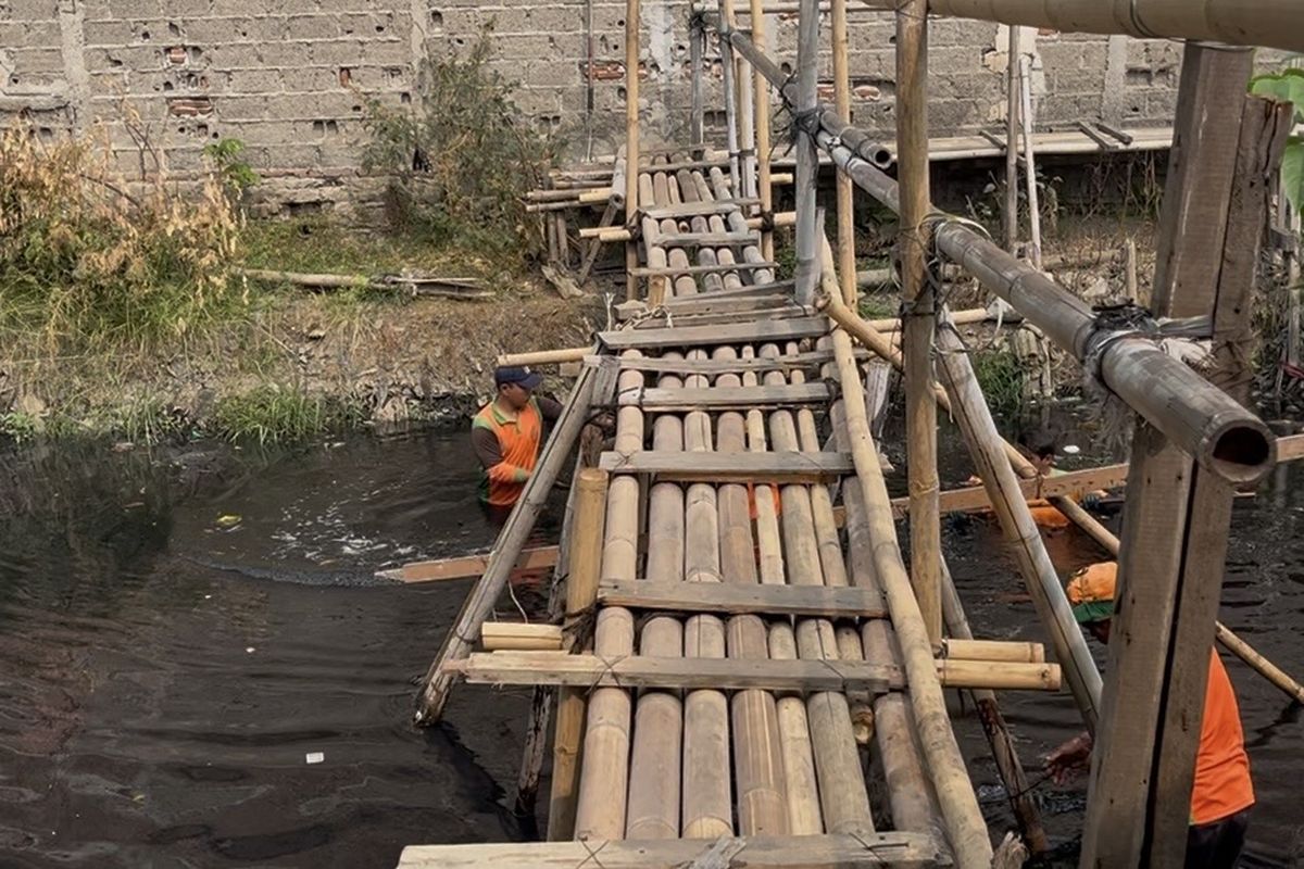 Jembatan bambu di Tegal Alur. Foto : Ist