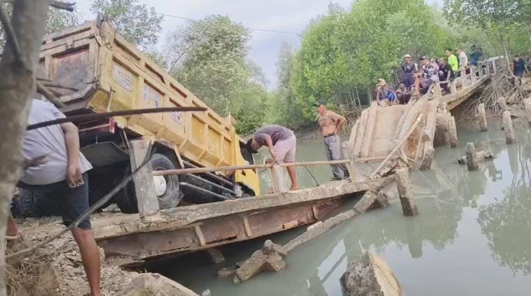 JEMBATAN AMBRUK. Truk pengangkut pasir terperosok hingga membuat jembatan beton sepanjang 25 meter dengan lebar 2,5 di Kampung Citoke, Desa Mekarsari, Kecamatan Panimbang, Kabupaten Pandeglang, mengalami ambruk, Minggu (23/8) lalu. (DOK. WARGA)