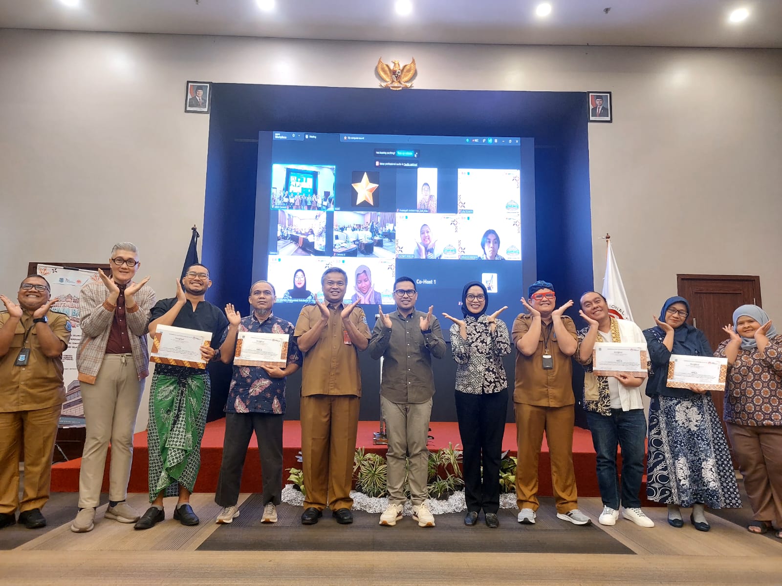 SAYEMBARA BATIK.  Wakil Wali Kota Tangsel, Pilar Saga Ichsan bersama Ketua Dekranasda Tangsel RR Truetami Ajeng bersama para finalis dalam ajang grand final Sayembara Batik Tangsel