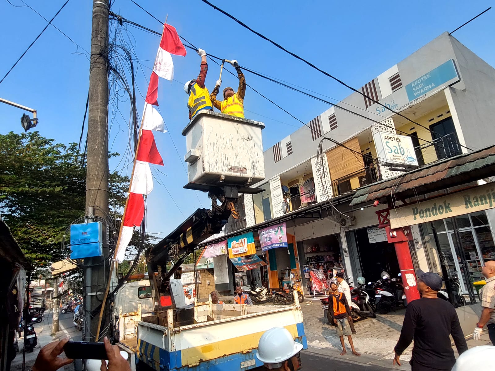 Penertiban Kabel fiber optik di sejumlah ruas jalan di Kecamatan Ciputat dan Ciputat Timur, Kamis (13/8). (tangselpos.id/rmn)
