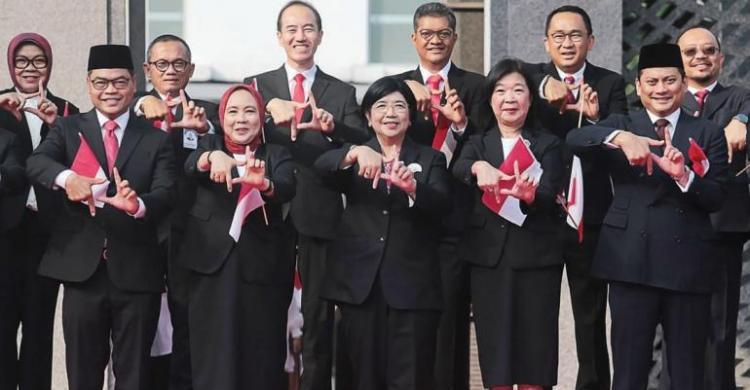 Ps Gubernur BI Destry Damayanti (tengah) dan pejabat BI. Foto ; Ist