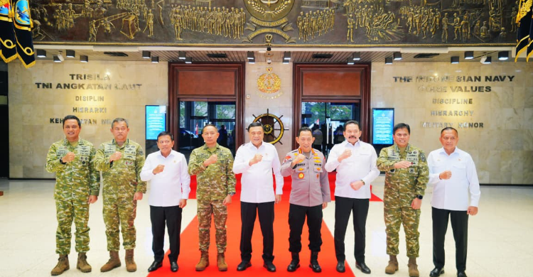 Kapolri Jenderal Listyo Sigit Prabowo bersama Menko Polkam Djamari Chaniago dan pimpinan lembaga negara berfoto bersama saat makan siang di Mabes TNI AL, Cilangkap, Jakarta, Selasa (11/8/2026). Foto : Ist