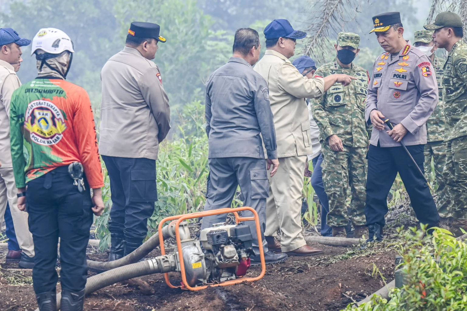 Presiden Prabowo saat meninjau kebakaran hutan di Kalimantan. Foto : Ist