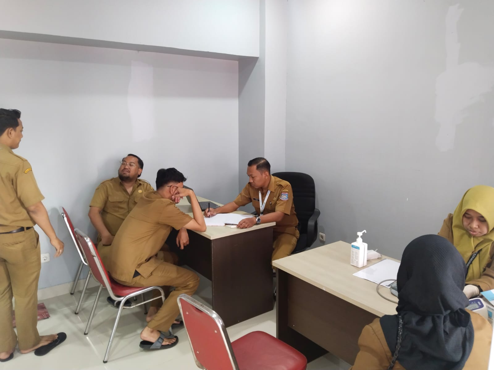 Antusias cek kesehatan di poskes. (tangselpos.id/irm)