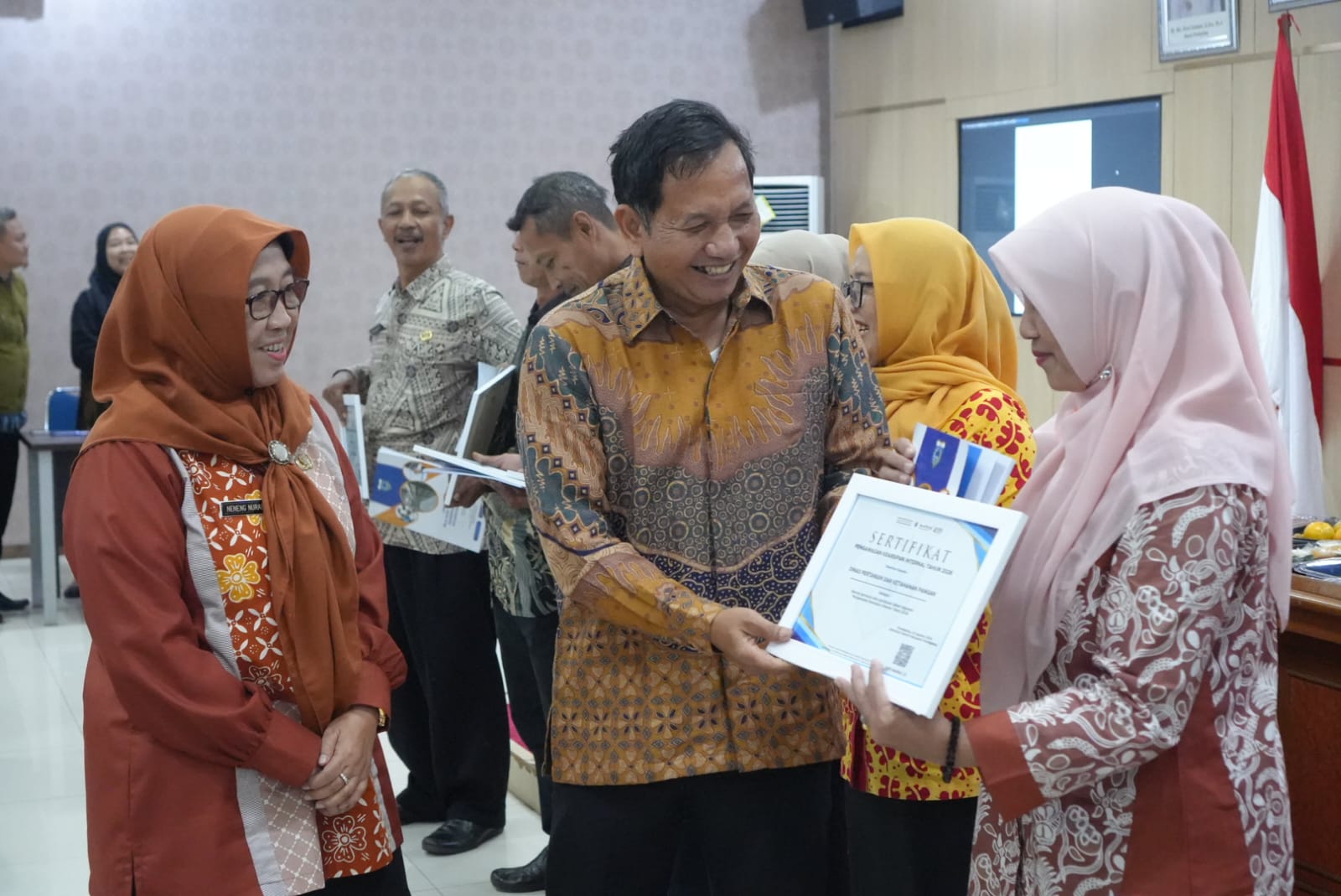 Asda Pemkesra Setda Pandeglang, Doni Hermawan memberikan sertifikat penghargaan kepada pegawai dalam Pengawasan Kearsipan Internal Tahun 2026, Kamis (27/8/2026).(Istimewa)
