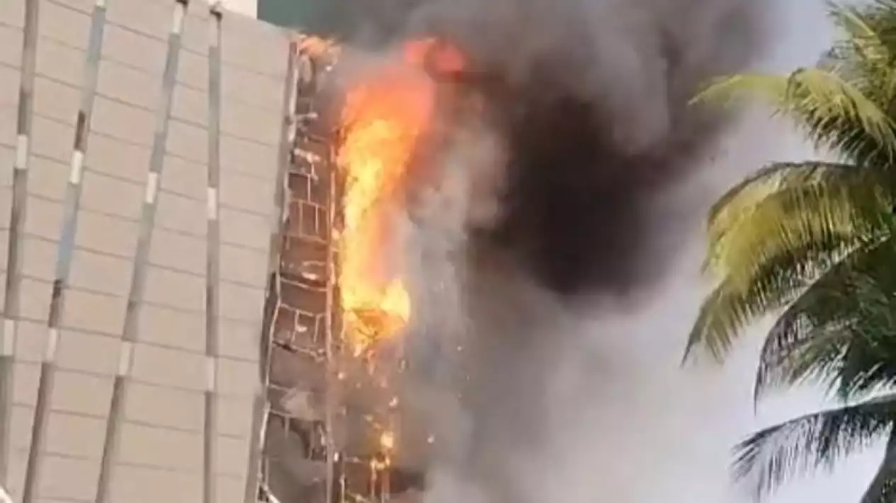 Kebakaran melanda Hotel Pullman di Jakarta Barat. Foto : Ist