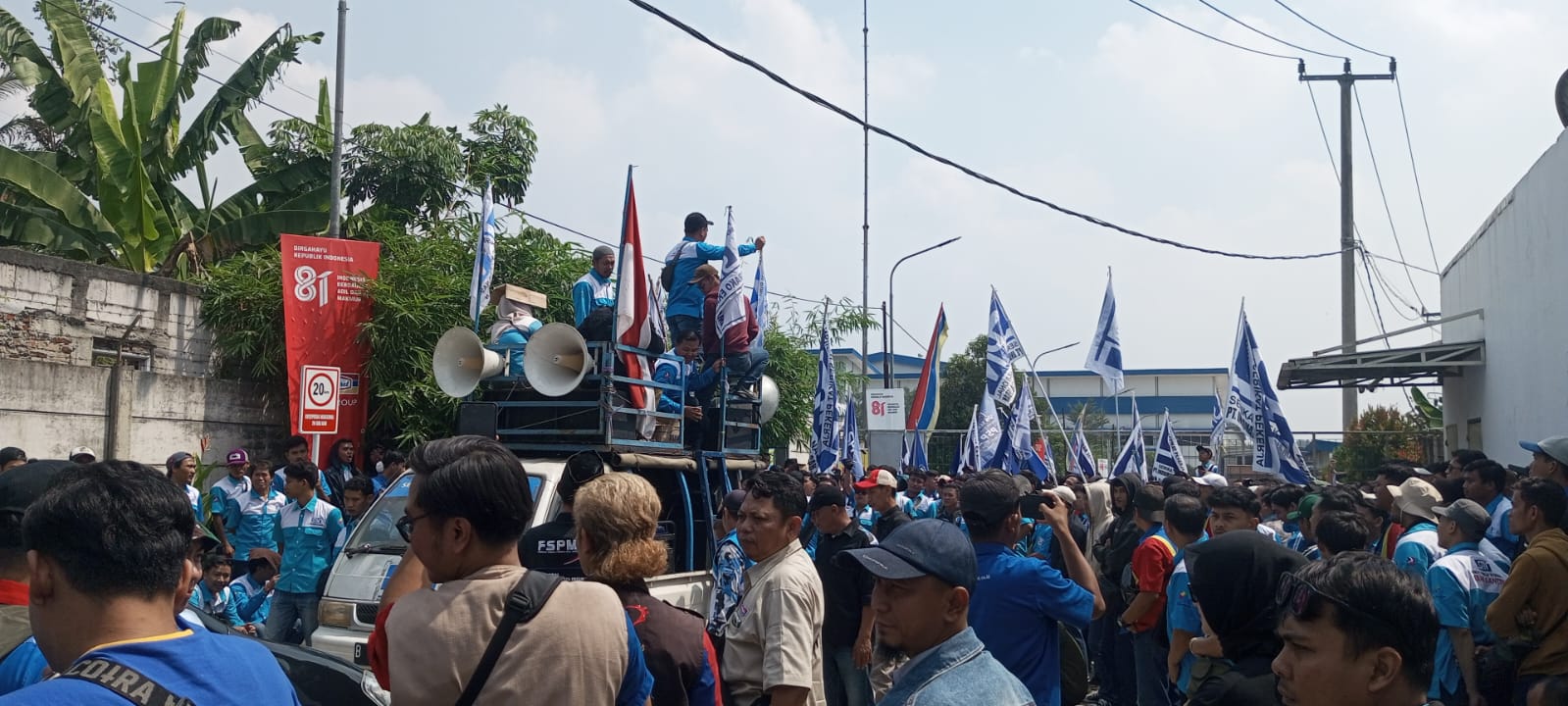 Ratusan karyawan minimarket Indomaret yang tergabung dalam Serikat Pekerja Nasional (SPN) Kabupaten Lebak, melakukan aksi unjuk rasa di Indomaret Distribution Center (DC) Lebak, di Kecamatan Warunggunung, Lebak, Rabu (26/8/2026).(Istimewa)
