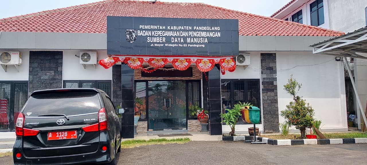 SEPI. Situasi di lingkungan luar Kantor BKPSDM Kabupaten Pandeglang, terlihat sepi karena para pegawai sedang beraktivitas di dalam ruang kerjanya masing-masing, Kamis (20/8). (NIPAL SUTIANA/TANGSEL POS)