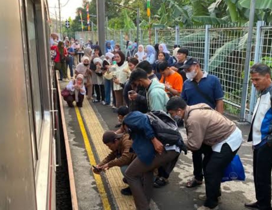 KA 1183 Bogor-Jakarta Kota di antara Stasiun Pasar Minggu-Manggarai tertemper orang. Foto : Ist