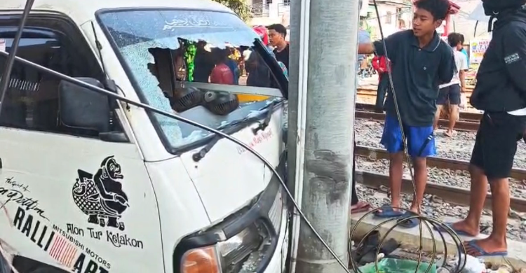 Toyota Avanza yang tertampar Commuterline KA 2237A tanpa palang pintu di Jalan Rumah Sakit Paru-Paru, Sunter Agung, Tanjung Priok, Jakarta Utara, Minggu (23/8/2026). Foto : Ist