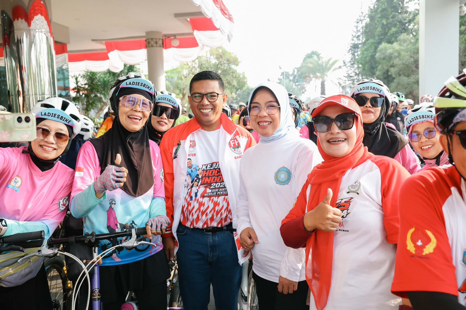 Gubernur Andra Sonimelepas ratusan peserta Gowes Merdeka 2026. Foto : Hunas Pemrov