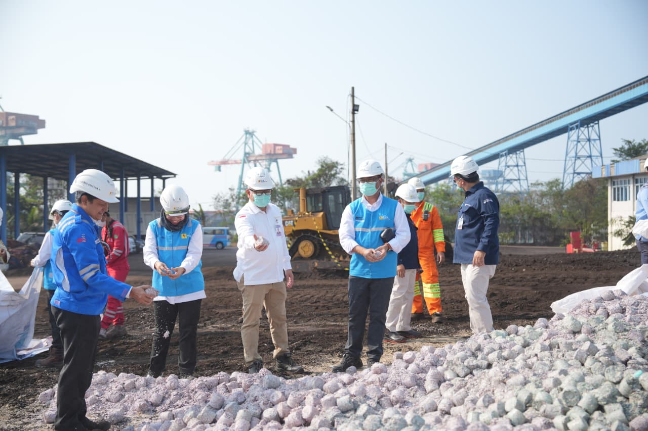 LIMBAH. Tim Bank Indonesia menyerahkan Limbah Racik Uang Kertas (LRUK) yang akan dijadikan bahan bakar alternatif dalam proses co-firing di pembangkit listrik kepada PT PLN Indonesia Power Unit Bisnis Pembangkit (UBP) Banten 1 Suralaya, Senin (24/8). IST
