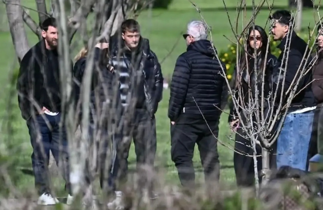 Lionel Messi (kiri) saat menghadiri acara pemakaman Ayahnya Jorge Messi. Foto : Ist