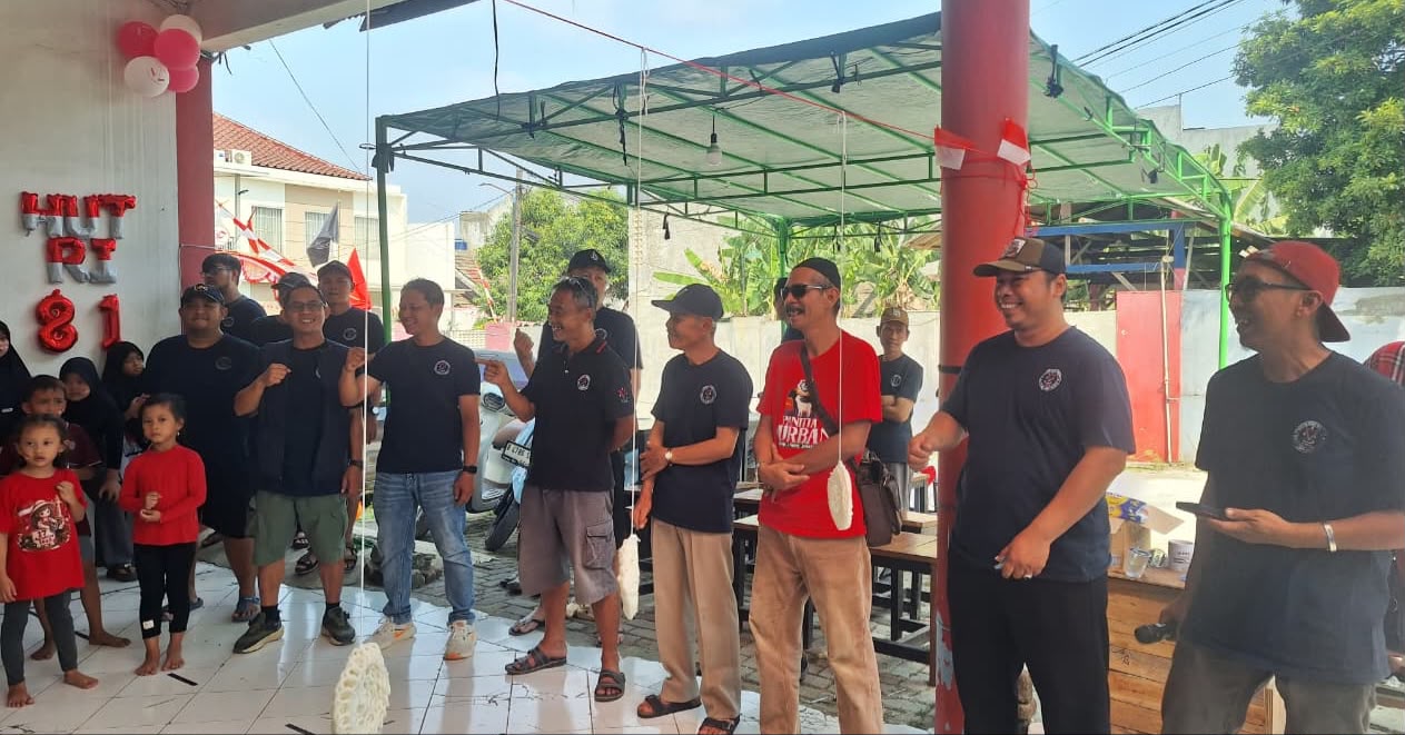 RAYAKAN KEMERDEKAAN. Suasana warga RW 07 Kelurahan Ciater, Serpong, Kota Tangerang Selatan saat mengikuti berbagai perlombaan dalam rangka menyambut HUT ke-81 Republik Indonesia, Rabu (12/8).