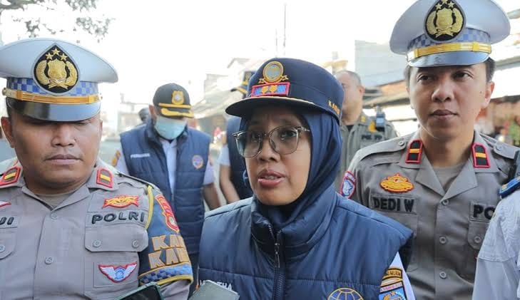 LALU LINTAS. Kepala Bidang Lalu Lintas Dishub Tangsel, Martha Lena memaparkan strateginya untuk memecah kemacetan di Simpang Jalan Asobirin, Kelurahan Pondok Jagung Timur, Kecamatan Serpong Utara.