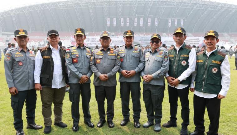 Bupati Tangerang Moch. Maesyal Rasyid (no 4 dari kanan) menghadiri Apel Akbar Satuan Perlindungan Masyarakat (Satlinmas) sekaligus pengukuhan Dewan Pimpinan Daerah (DPD) Asosiasi Satuan Linmas (Aslinmas) se-Indonesia di Palembang. Foto : Humas Kab. Tangerang