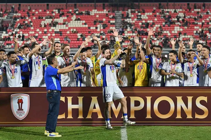 Skuad Persib Bandung melakukan selebrasi usai memenangkan partai Final Dewata Challenge Series 2026 mengalahkan Bali United 3-2. Foto : Ist