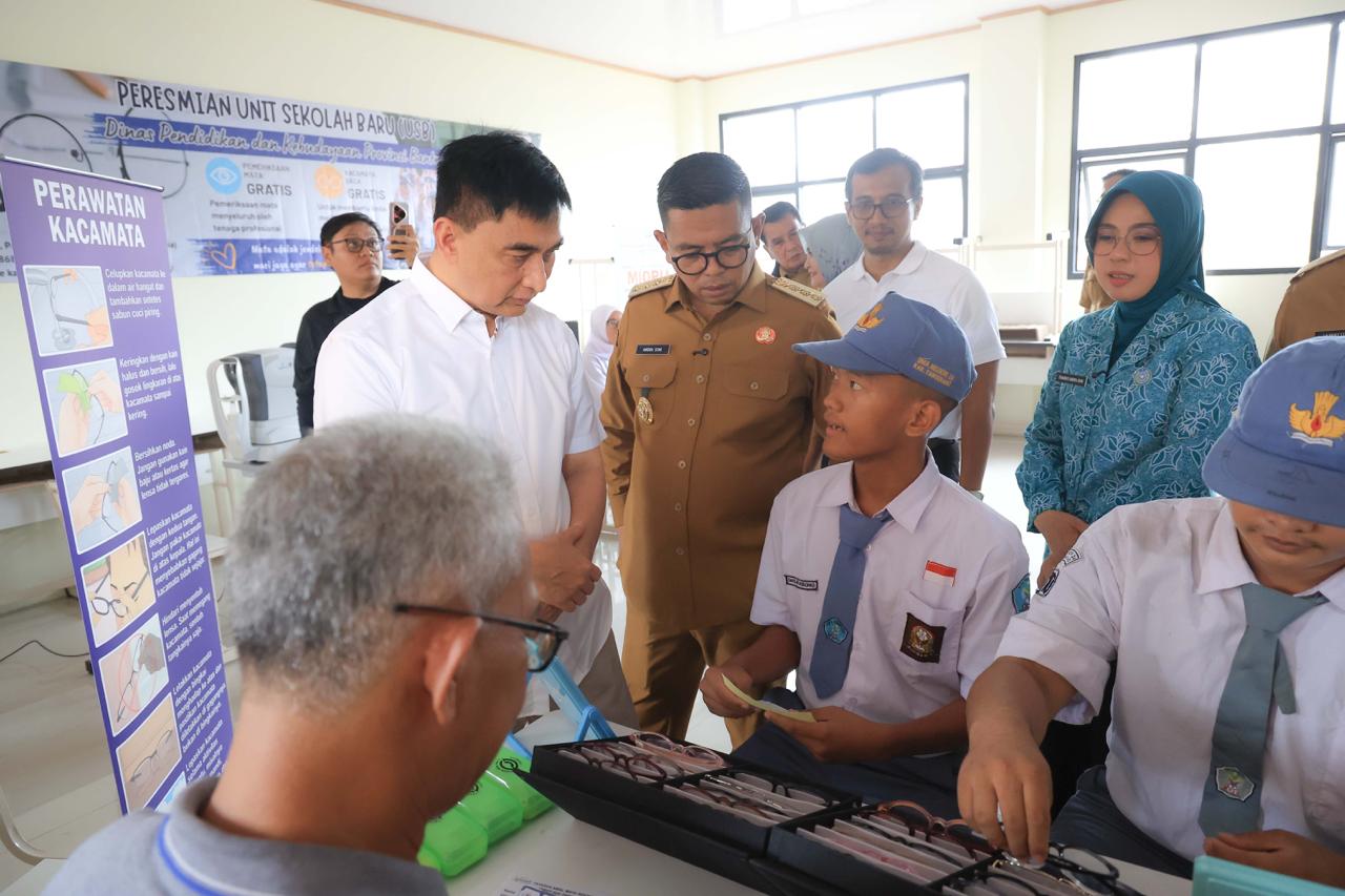 Gubernur Andra Soni saat meresmikan tujuh USB di SMAN 33 Kecamatan Sepatan, Kabupaten Tangerang. Foto : Humas Pemprov