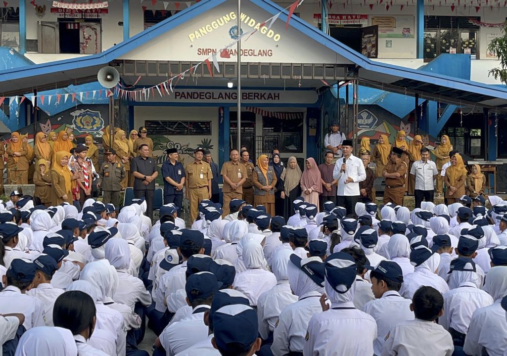 BERI AMANAT. Menteri Transmigrasi Muhammad Iftitah Sulaiman Suryanagara, sedang memberikan motivasi di sela-sela memberikan amanat pembina upacara di SMP Negeri 1 Pandeglang, Senin (31/8). (NIPAL SUTIANA/TANGSEL POS)