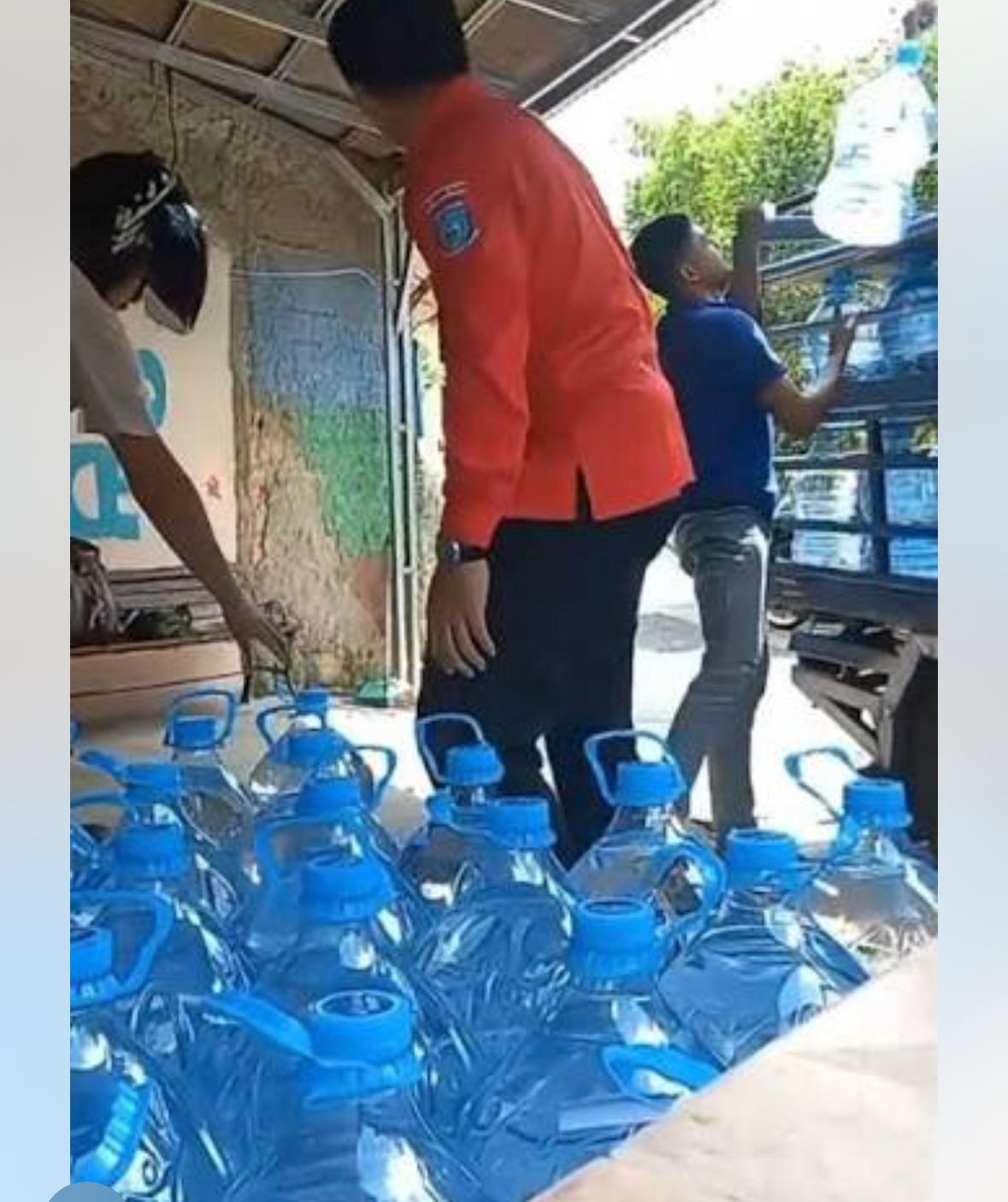 DISTRIBUSIKAN AIR - PMI Kota Tangsel bantu warga kekeringan di Setu dengan distribusikan air bersih.