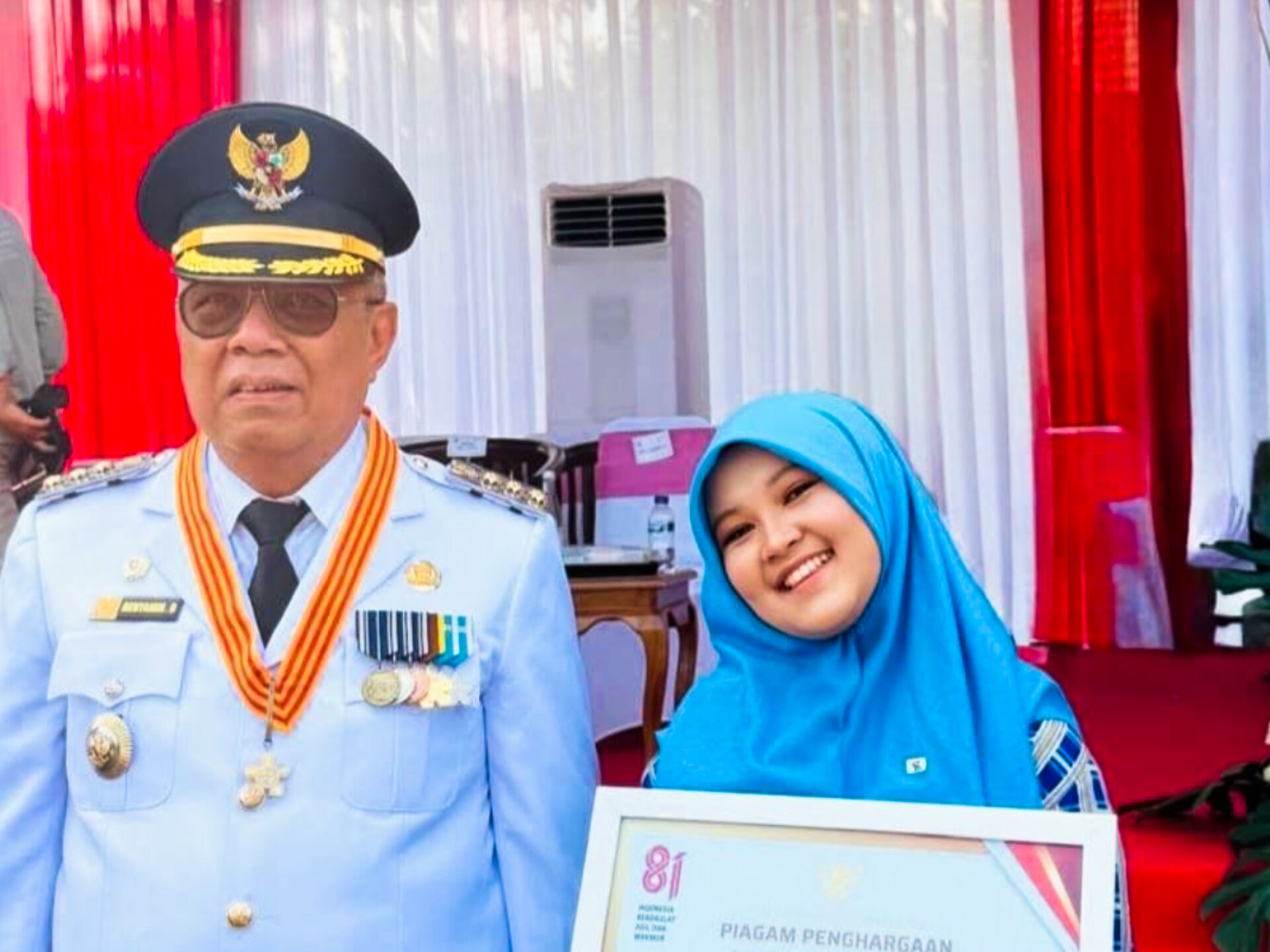 Nadhira Lathifa Adzkiya bersama Wali Kota Tangsel Benyamin Davnie saat menerima penghargaan. (Ist)