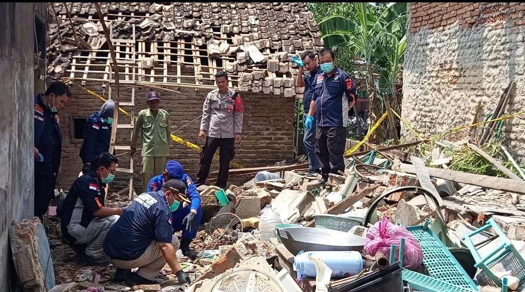 OLAH TKP. Pihak kepolisian Polres Pandeglang sedang melakukan olah Tempat Kejadian Perkara (TKP) di rumah korban yang kondisinya rata dengan tanah, kemarin. (ISTIMEWA)