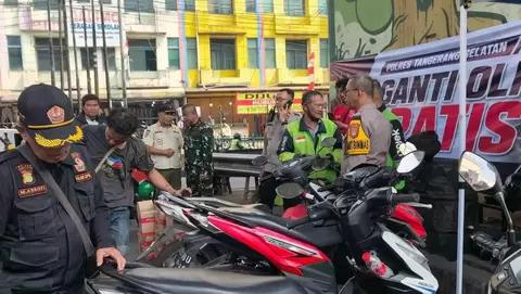 BAGIKAN OLI - Polres Tangsel bagikan oli kepada para Ohio yang berencana ikut demo di DPR RI, Kamis (27/6).