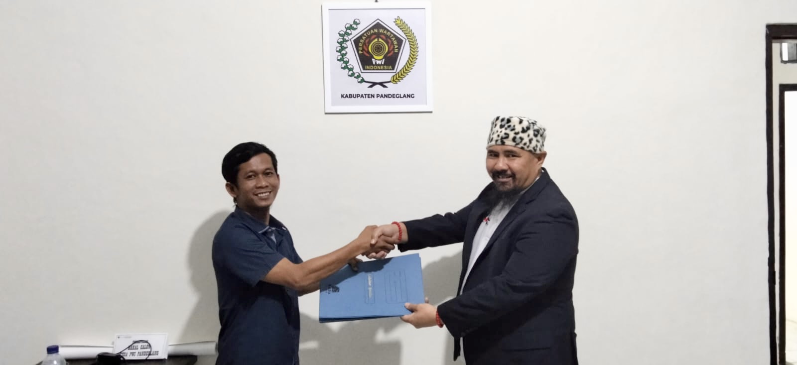 SERAHKAN BERKAS. Ketua Panitia Pelaksana Konferensi PWI Kabupaten Pandeglang, Nipal Sutiana, sedang menyerahkan berkas para Balon Ketua PWI Kabupaten Pandeglang yang mendaftar, ke Sekjen PWI Banten, Selasa (25/8). (DOK. PANITIA KONFERENSI PWI KABUPATEN PANDEGLANG)