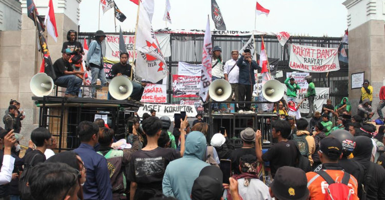 Aksi demo di depan Gedung DPR. Foto : Ist