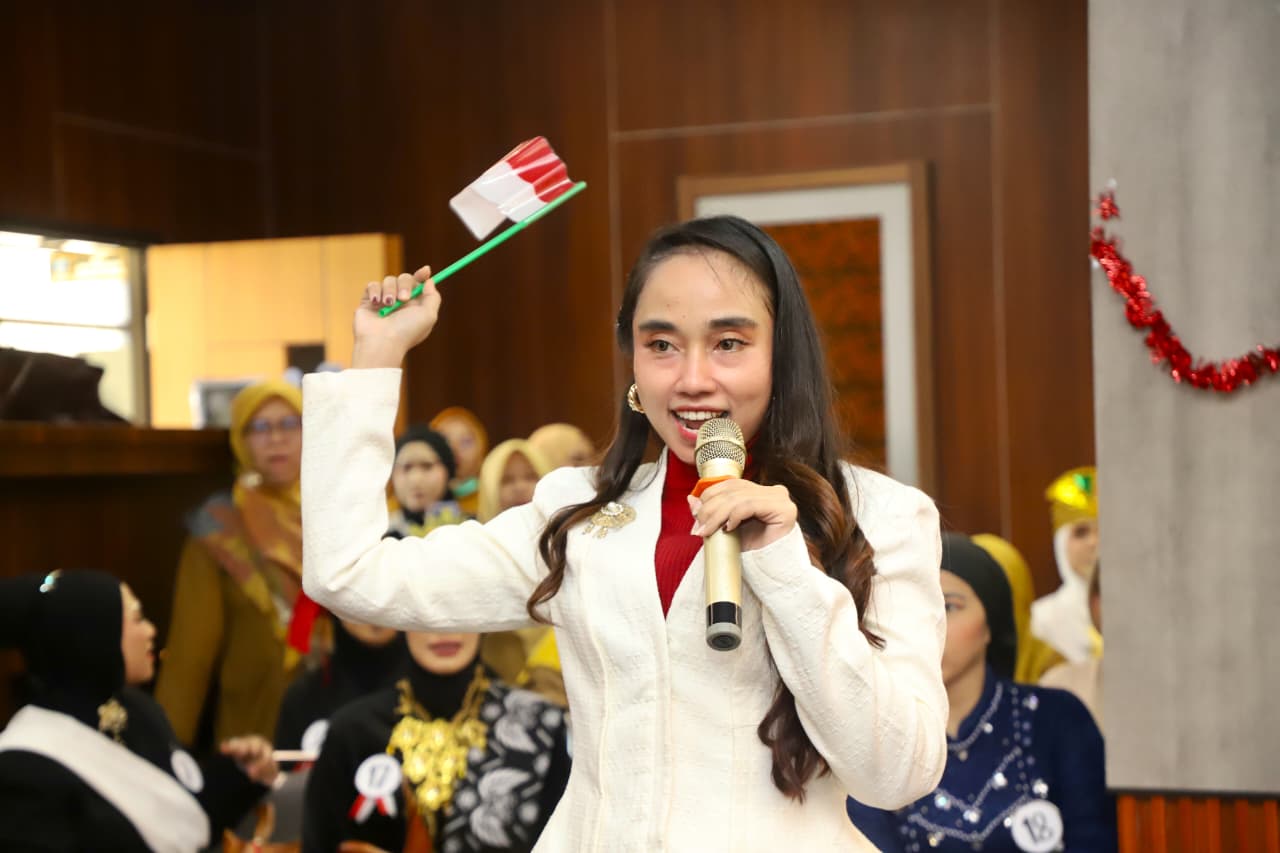 FASHION SHOW. Pegawai dari 31 UPT Puskesmas meramaikan lomba fashion show yang digelar DWP Dinas Kesehatan Kabupaten Serang, dalam rangkaian peringatan HUT RI ke-81, di kantor Dinkes Puspemkab Serang. Kecamatan Kragilan, Selasa (11/8). HUMAS PEMKAB SERANG