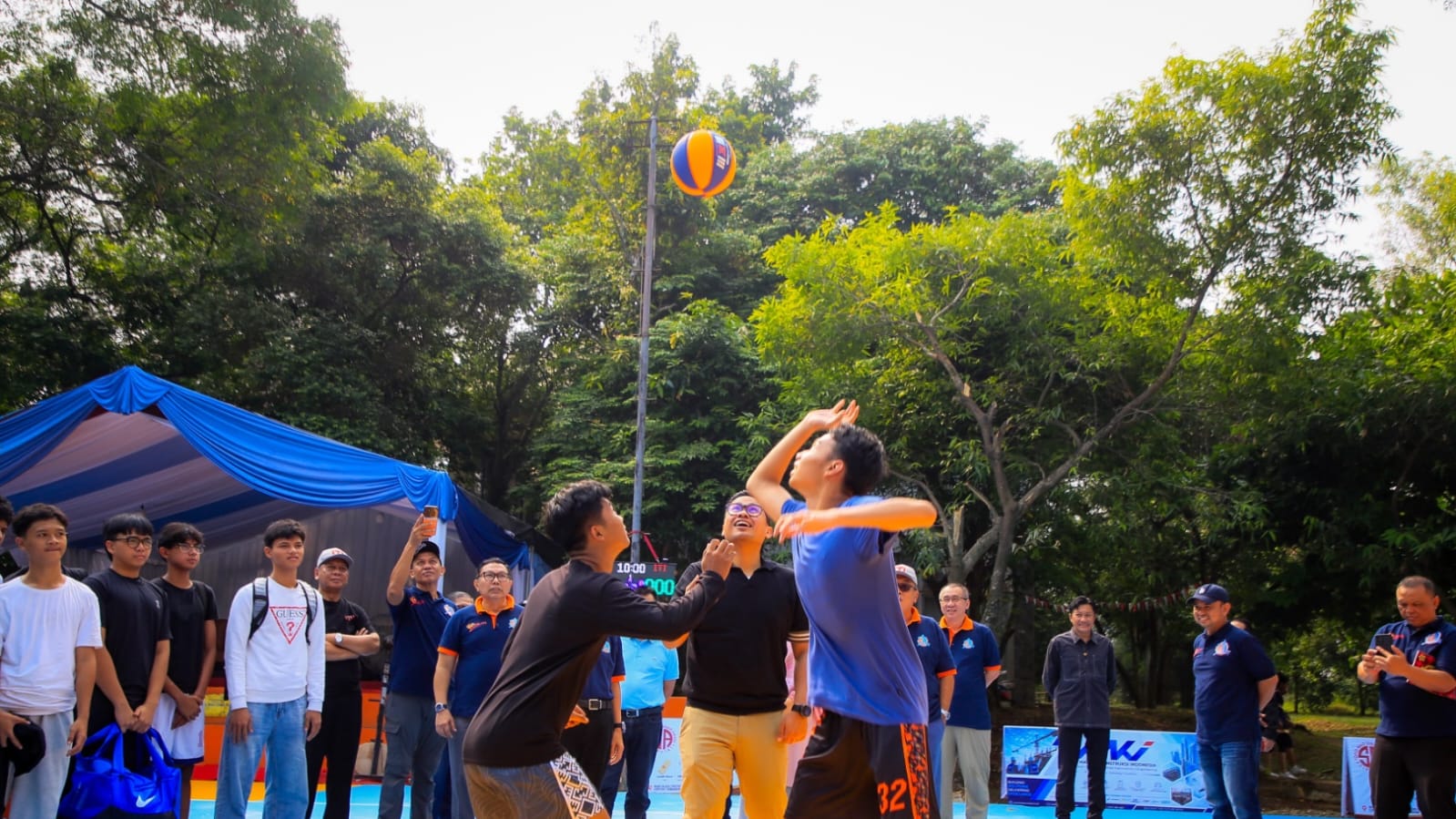 BASKET. Wakil Wali Kota Tangsel, Pilar Saga Ichsan saat membuka kejuaraan basket antar pelajar SLTA se-Banten di Kampus ITI.