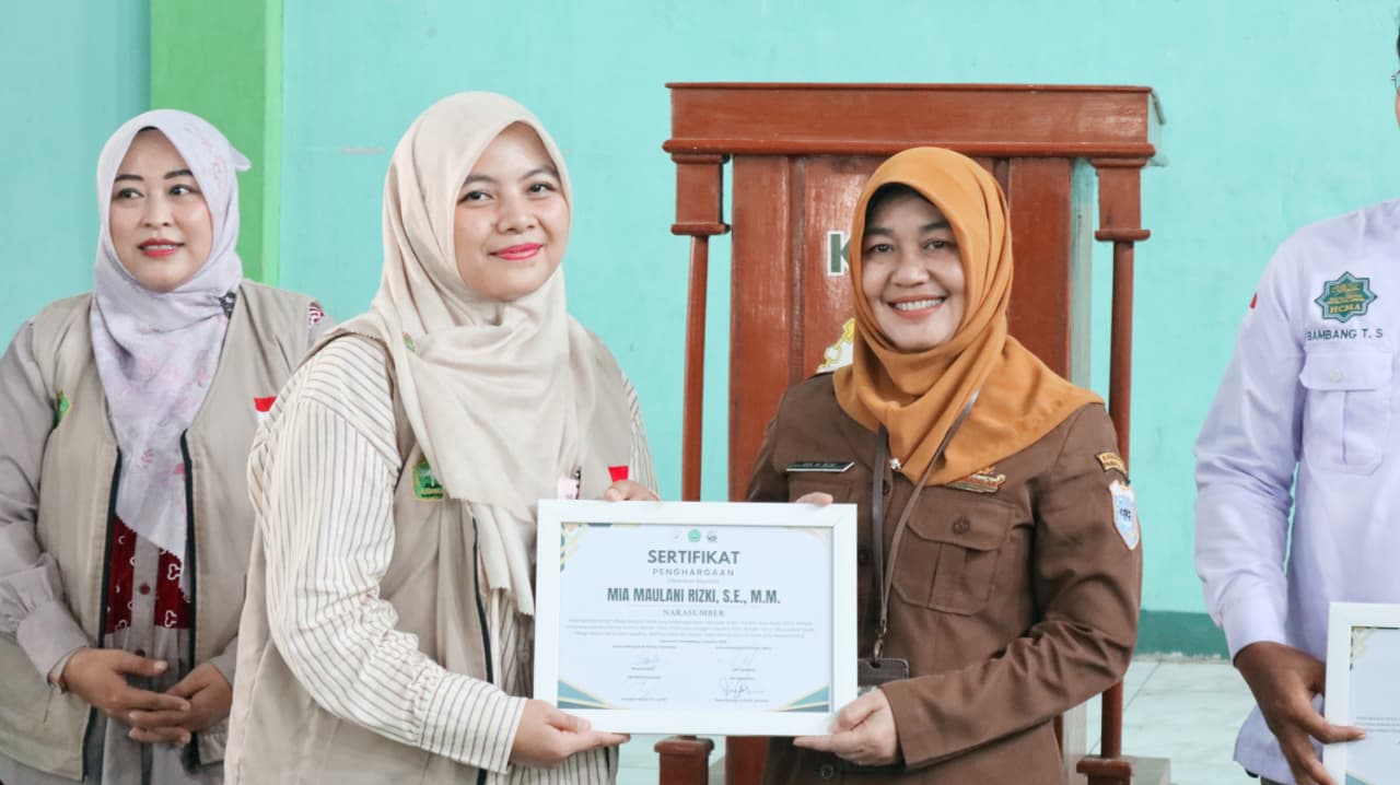 Kabid PSDP dan Ekraf Disparbud Pandeglang, Mia Maulani Rizki menerima sertifikat narasumber dalam acara Seminar Smart Village Berbasis Halal di Gedung PGRI Kecamatan Sukaresmi, Senin (3/8/2026).(Istimewa)