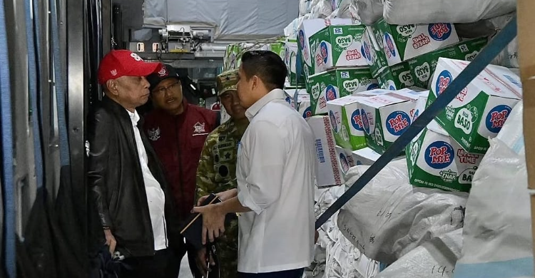 Sekretaris Kabinet Teddy Indra Wijaya mengecek 65 ton bantuan di Pangkalan TNI AU Halim Perdanakusuma, Jakarta, Rabu sekitar pukul 04.00 WIB. (Foto : IG@sekretariat.kabinet)