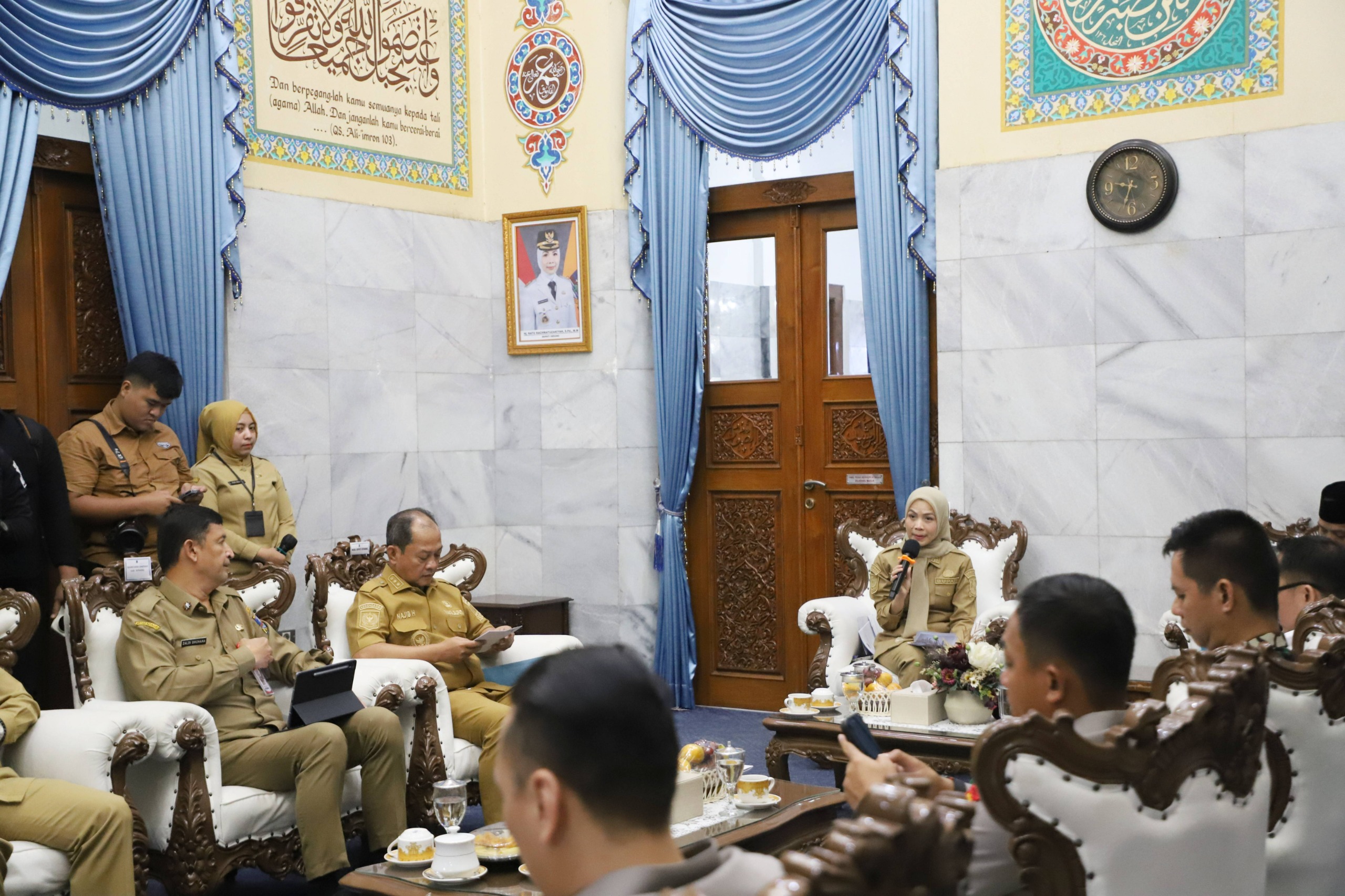 MITIGASI KEKERINGAN. Bupati Serang Ratu Rachmatuzakiyah memimpin Rapat Koordinasi (Rakor) Forum Koordinasi Pimpinan Daerah Kabupaten Serang terkait mitigasi daerah kekeringan, di Pendopo Bupati pada Selasa (4/7). HUMAS PEMKAB SERANG