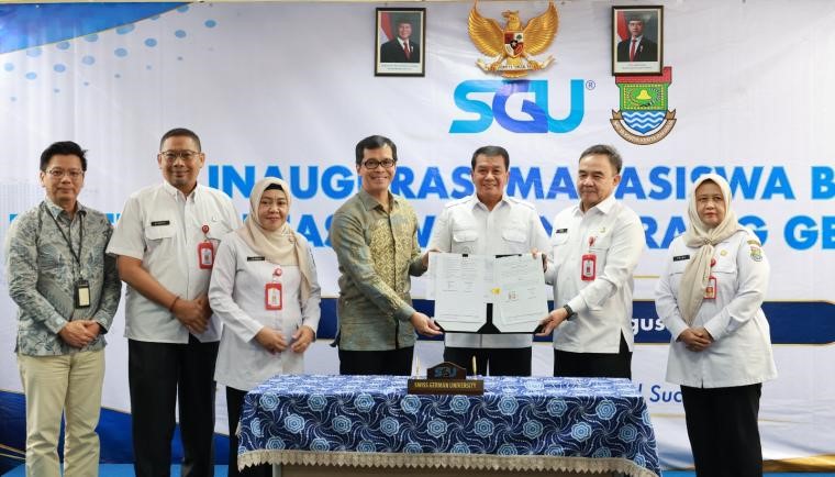 Bupati Tangerang Moch. Maesyal Rasyid (no 3 dari kanan) menyaksikan penandatanganan kerjasama Pemerintah Kabupaten Tangerang dengan Swiss German University (SGU). Foto : Humas Pemkab. Tangerang