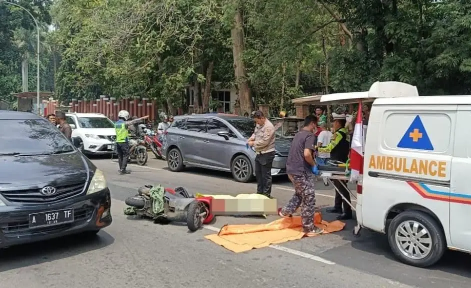 Pemotor terlintas truk di depan Taman Kota 1. Foto : Ist
