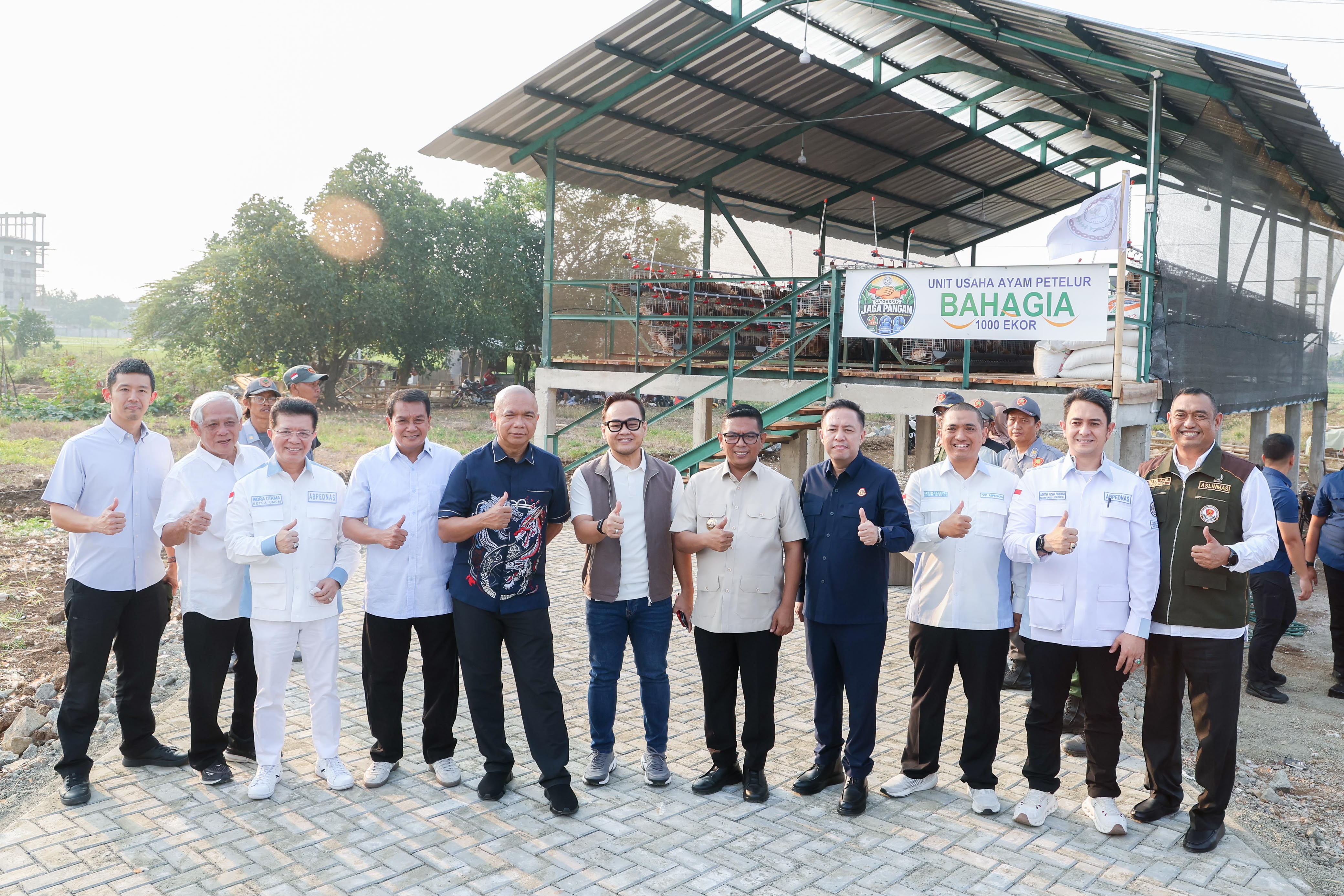 Gubernur Andra Soni (no 5 dari kanan) dan Bupati Tangerang Maesyal Rasyid (no 4 dari kiri) saat groundbreaking budidaya ikan air tawar, serta pengelolaan kandang ayam di Pusat Kawasan Agropolitan (Puskagro), Kampung Pisangan Talang, Desa Sarakan, Kecamatan Sepatan, Kabupaten Tangerang. Foto : Humas Pemprov