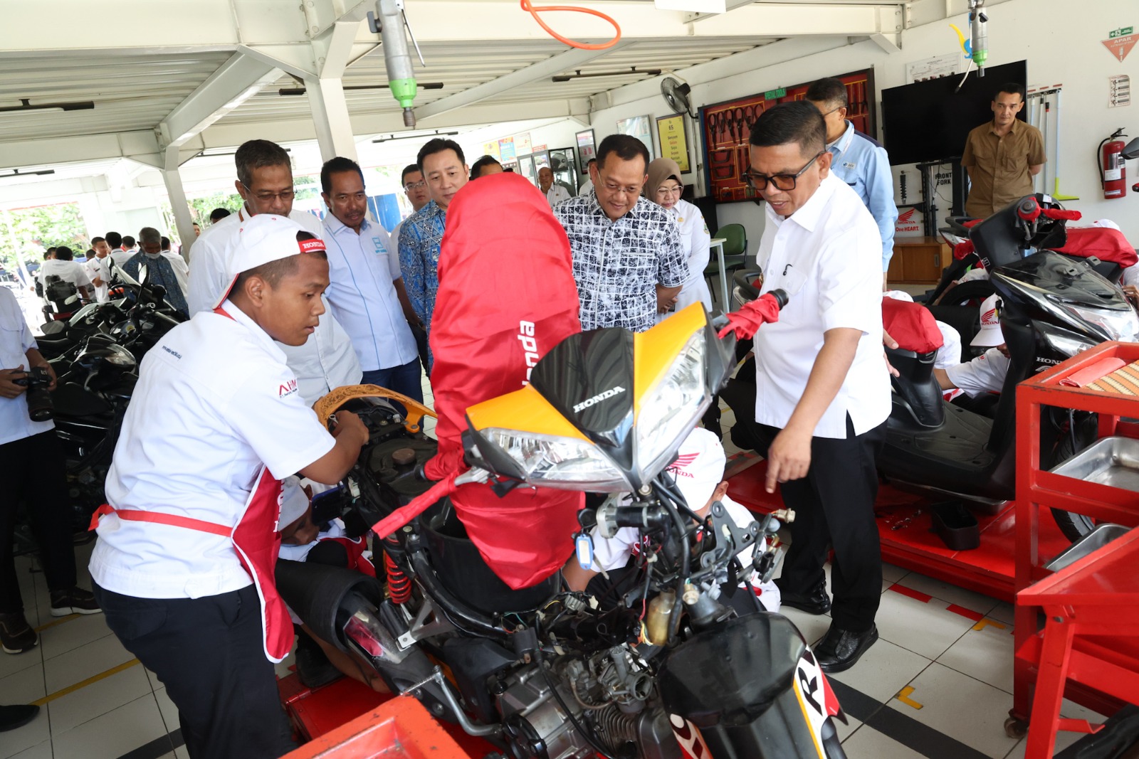 PROGRAM VOKASI. Gubernur Banten Andra Soni saat melakukan peninjauan program vokasi di SMK, beberapa waktu lalu. DOK BIRO ADPIM PEMPROV BANTEN