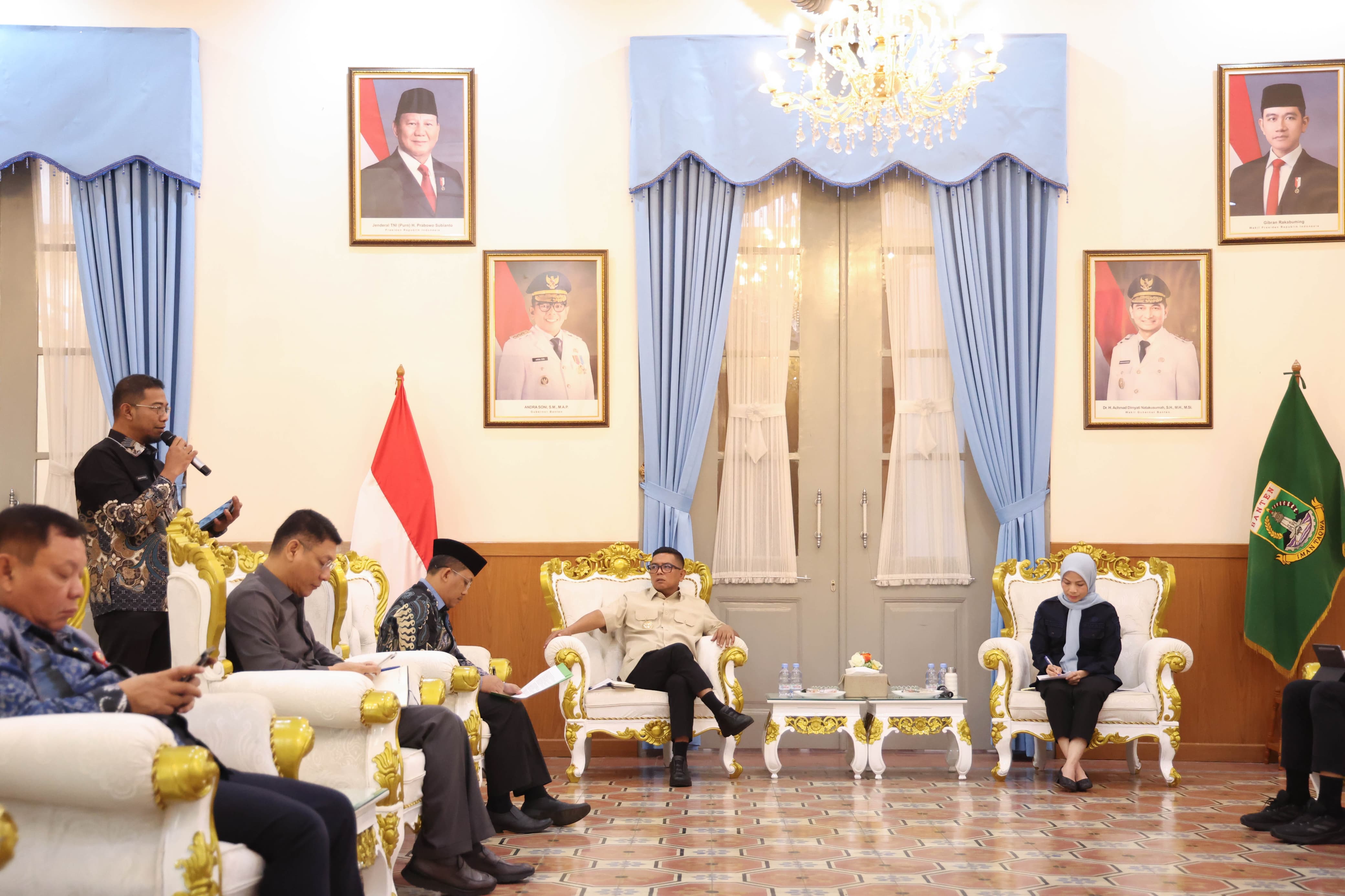 AUDIENSI. Gubernur Banten Andra Soni saat menerima audiensi perwakilan masyarakat dari Kecamatan Bojonegara, Kecamatan Puloampel, dan Kecamatan Kramatwatu Kabupaten Serang, di Gedung Negara Provinsi Banten, Kota Serang, Kamis (6/8). BIRO ADPIM PEMPROV BANTEN