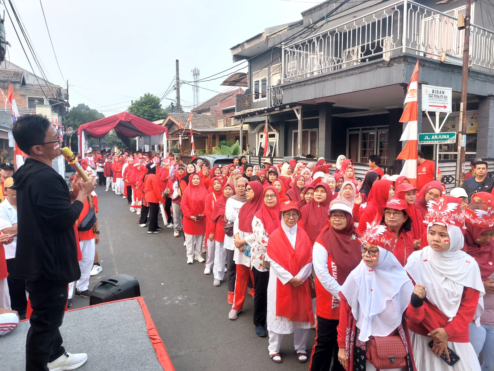 Kegiatan Jalan Sehat RW 012 Kelurahan Pondok Benda, Kecamatan Pamulang, Minggu (23/8). Foto : Ist