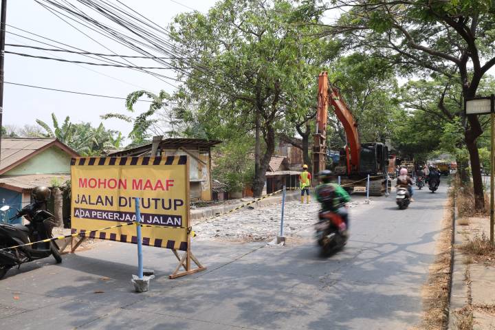 ALAT BERAT BEKERJA: Perbaikan Jalan Marsekal Suryadarma di Neglasari akhirnya dimulai. ISTIMEWA