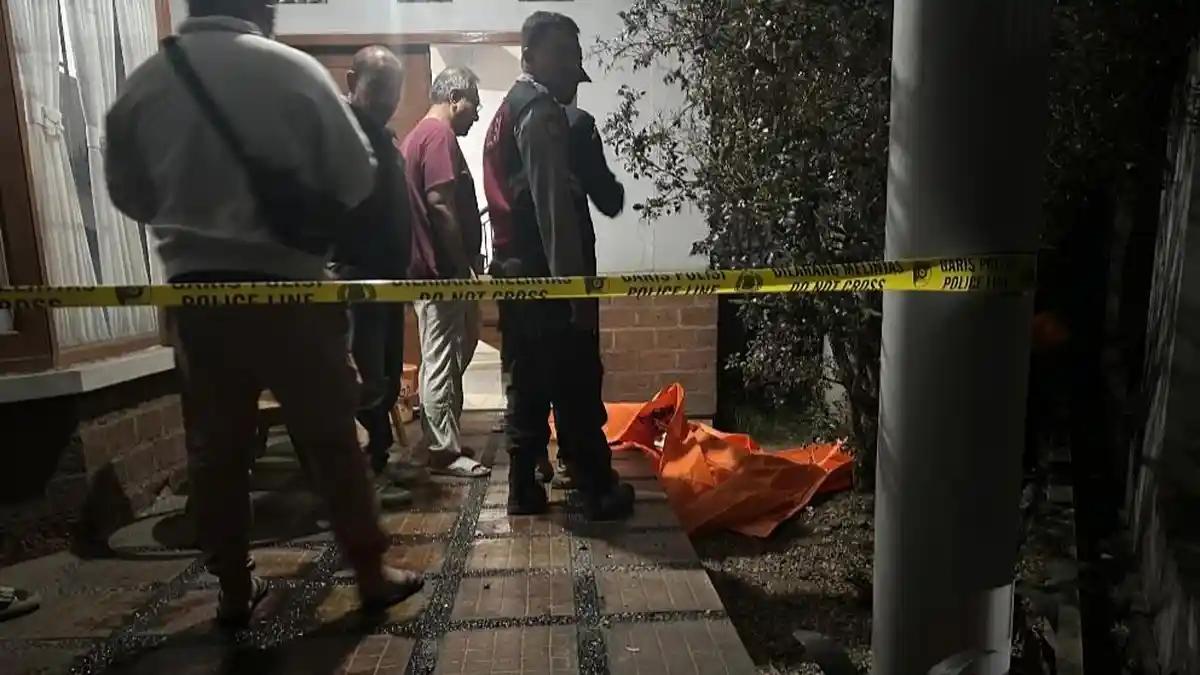 TKP PENEMUAN KENAZAH - Polisi olah TKP penemuan jenazah perempuan di Perumahan Bukit Cirendeu, Kelurahan Pisangan, Kecamatan Ciputat Timur.